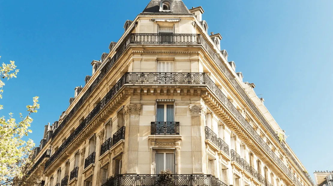 Immeuble haussmannien résidentiel ensoleillé